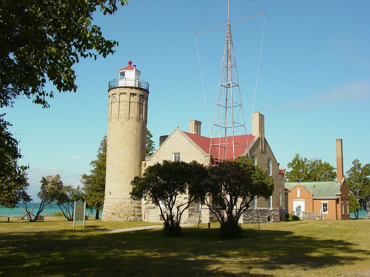 picture of the lighthouse in Mackinaw City